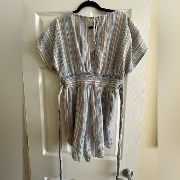 American Eagle Stripe Romper with Sleeves
Size Medium - Picture 2 of 4